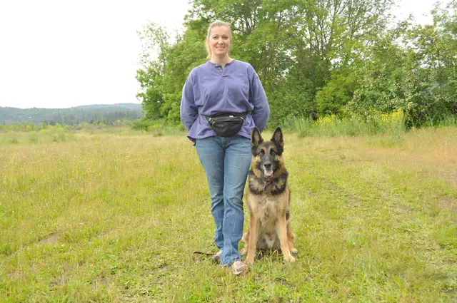 Dog and handler work during RVSC club training in June 2011 — photo 23