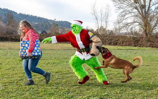 RVSC Christmas Party — December 23, 2023 — club members, working dogs, Santa, the Grinch and festive field activities — photo 029